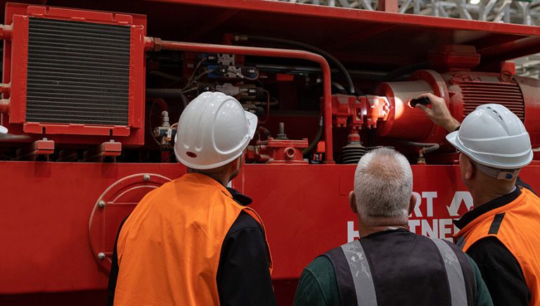 עובדים בוחנים מכונה במפעל