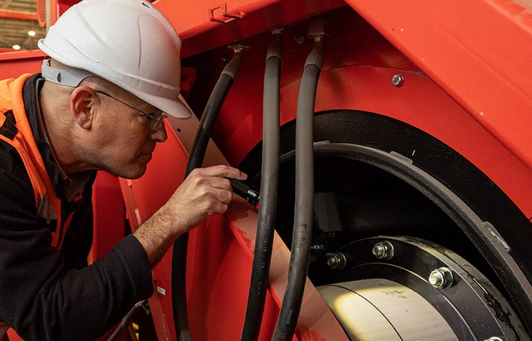 בדיקה של מכונה במפעל