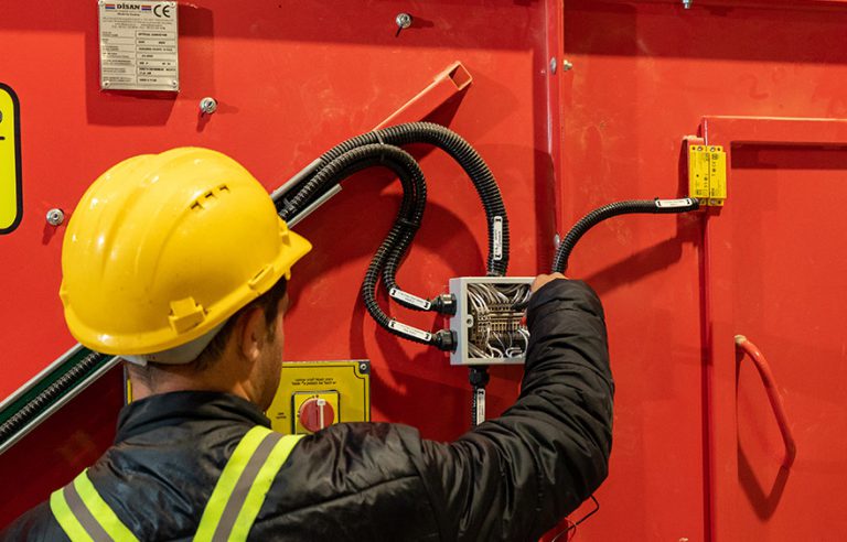 תיקון חיווט חשמל במכונה