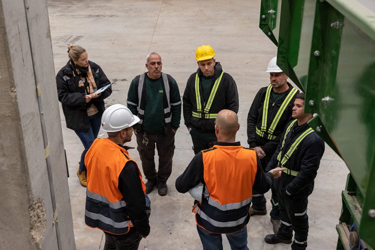 קבוצת עובדים במפעל