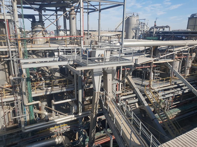 סבך של צינורות במפעל