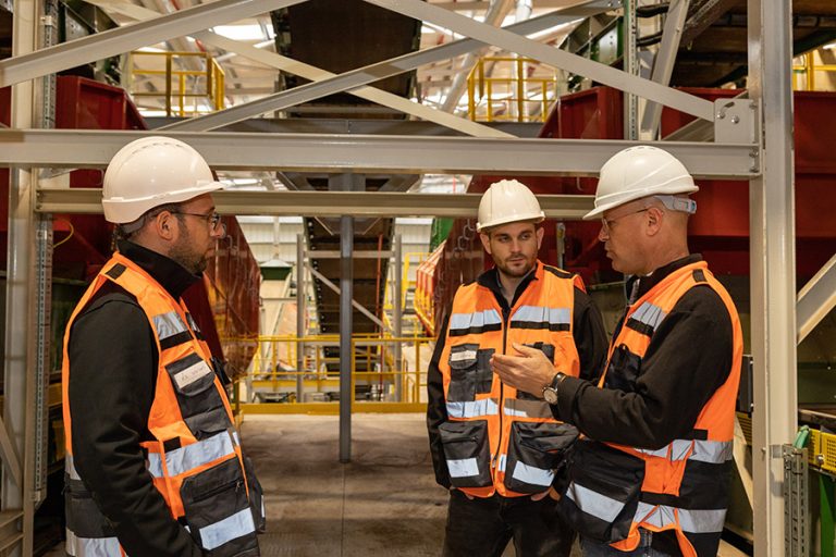 אלעד ארם בהדרכה וסיור במפעל